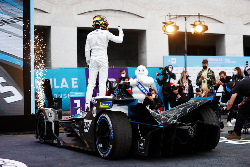 CIRCUITO CITTADINO DELL'EUR, ITALY - APRIL 11: Stoffel Vandoorne (BEL), Mercedes Benz EQ, celebrates in parc ferme during the Rome ePrix II at Circuito Cittadino dell'EUR on Sunday April 11, 2021 in Rome, Italy. (Photo by Andy Hone / LAT Images)